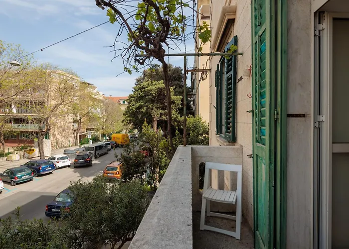 Location Downtown & Bacvice Апартаменты